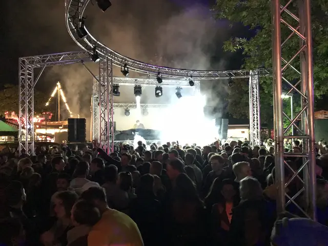 Auf der Partymeile beim Team 412 geht die Party ab. Ein DJ sorgt für ausgelassene Stimmung | Foto: Gewerbeverein Hittfeld