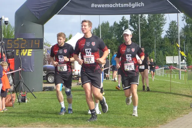 Die Fußballer der 1. Herren des TuS, angeführt von ihrem Coach Lennart Gögel (Mi.), stellten sich der ungewohnten Herausforderung neben dem Fußballplatz | Foto: TuS Fleestedt
