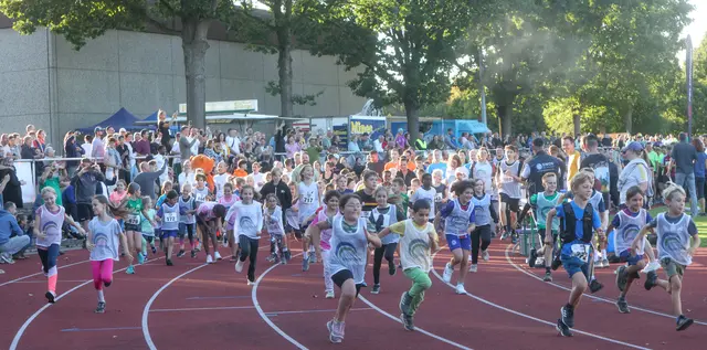 Gewohnt mit viel Energie starteten die jüngsten Läufer den Halb- oder Stundenlauf.  | Foto: ks