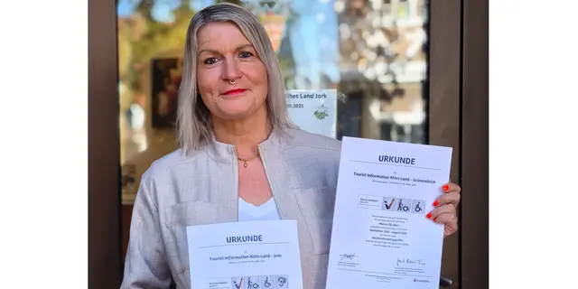 Tourist-Info-Leiterin Nicole Hemmler präsentiert die beiden Zertifikate | Foto: Tourist Information Altes Land