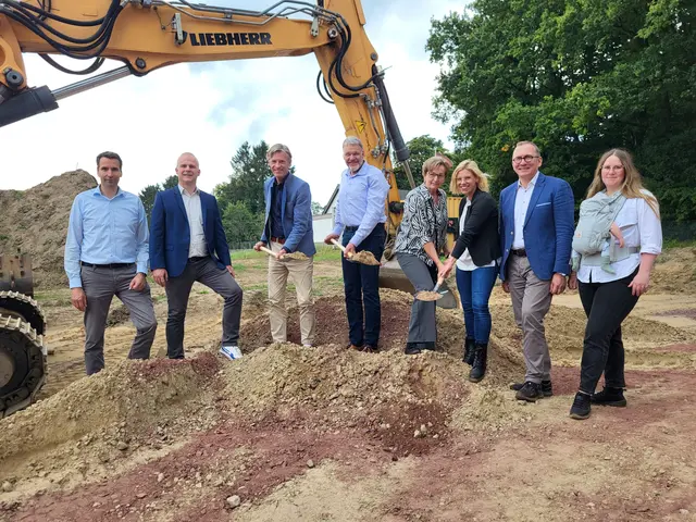Der erste Spatenstich am Sonneberg ist erfolgt (v.li.): Robert Bergmann (GEB), Andreas Gerdau (Volksbank Lüneburger Heide), Jan-Hendrik Röhse (CDU, Bürgermeister Buchholz), Rolf Scheibel (GEB), Birgit Albers (CDU, Ortsbürgermeisterin Dibbersen), Friederike Bischoff (ImmoKonzepte), Frank Krause (Volksbank Lüneburger Heide) und Laura Arp-Greive (GEB) | Foto: sh