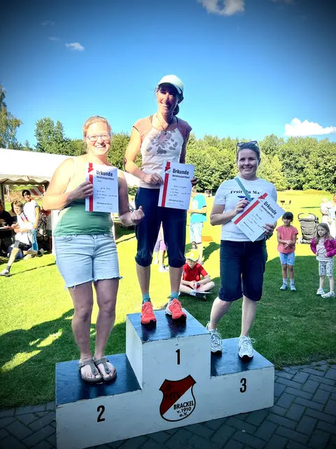 Auch einige Erwachsene nutzten die Gelegenheit, aktiv mitzuwirken. Beim Wettkampf zeigten die Frauen volle Power: Auf das Treppchen schafften es Valerie Livingston (1.), Janina Verrel (2.) und Anne Apel (3.).“