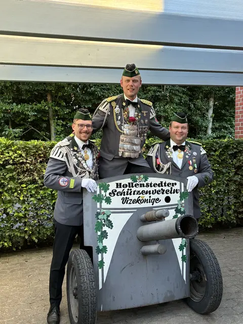 Der neue Vizekönig Arne Popp (Mi.) mit Christoph Spode (li.) und René Kochanski. | Foto: Brigitte Popp