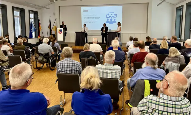 Rund 75 Teilnehmer beteiligten sich am Mobilitätsforum im Großen Sitzungssaal des Stader Kreishauses | Foto: Landkreis Stade/Nina Dede