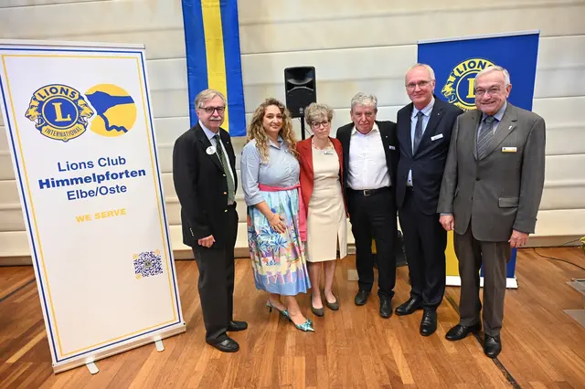 Der Vorstand des neuen Club mit den Helfern bei der Vorbereitung (von links): Uwe Bornkessel, ehemaliger Distrikt-Governor, Esra Grüneisen-Ceran (Vorstand), Dr. Sieglinde Feil (Vorstand), Gründungspräsident Peter von Allwörden, Dietmar Bruss (Vorstand) und Dr. Jörg Igloffstein (Guiding Lion) | Foto: LC Himmelpforten/Daniel Beneke