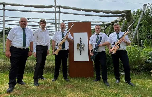 Bei der Präsentation der neuen Gewehre (v. li.): Präsident Joachim Gerth, Henrik Gätjens (Volksbank Lüneburger Heide), Vereinsmitglied Martin Munker, Kassenwart Mirko Holste und Jugendschießsportleiter Phillip Gerken | Foto: Schützenverein Todtglüsingen