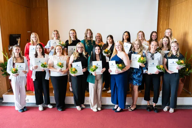 Nach ihrer erfolgreich abgeschlossenen dreijährigen Ausbildung halten die Absolventinnen der Pflegeschule am Elbe Klinikum Stade ihre Zeugnisse in der Hand | Foto: Elbe Kliniken / Sebastian Braeutigam