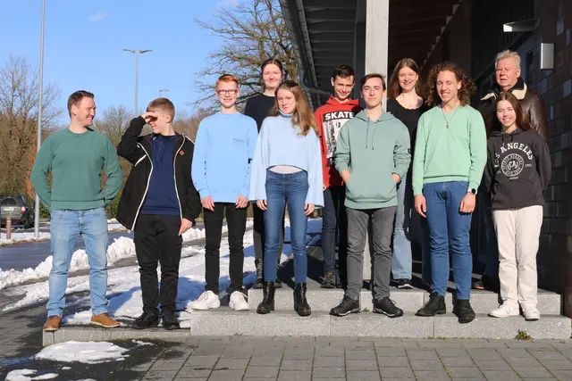 Der 2023 gewählte Jugendrat mit Bürgermeister Udo Heitmann (hi. re., SPD) und dem stellvertretenden Bürgermeister Christoph Kröger (vo. li., Grüne). Bis zum Ende der Wahlperiode blieben Ben Simon, Klara Wiechern, Oliver Werner, Sontje Ahrens und Alexander Hahn | Foto: Karl-Heinz Glaeser