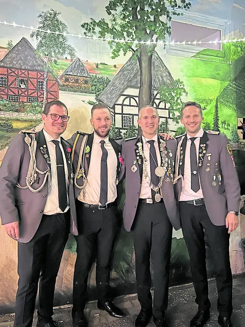 Jan-Peter, der Nimmermüde (2. von rechts), mit seinen
Adjutanten Dennis Meins (v. li. nach re.), Frank Sekula und Jan Philip Stöver; nicht auf dem Bild: Daniel Müller (vierter Adjutant) | Foto: Verein