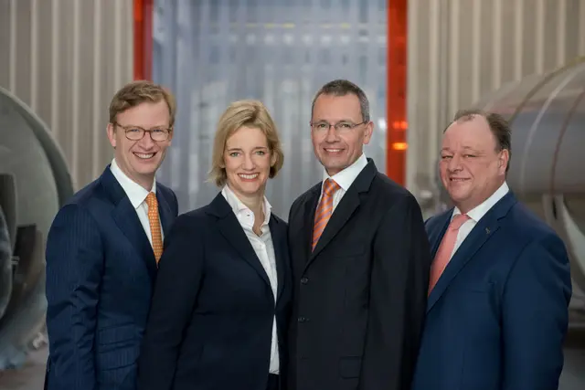 Seit führt die zweite Generation die Geschäfte der Feldbinder Spezialfahrzeugwerke GmbH: Wolf-Dietrich (v. li.) und Dr. Nina Lorea Kley sowie Olaf und Dirk Feldbinder | Foto: Feldbinder Spezialfahrzeugwerke GmbH