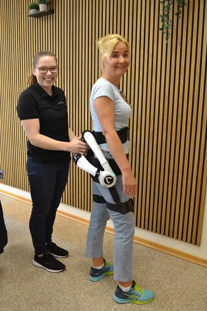 Marie Kloss von "Cyberdine Care Robotics" (li.) legte Beata Stachowska aus der stationären Pflege das Exoskelett an | Foto: bim