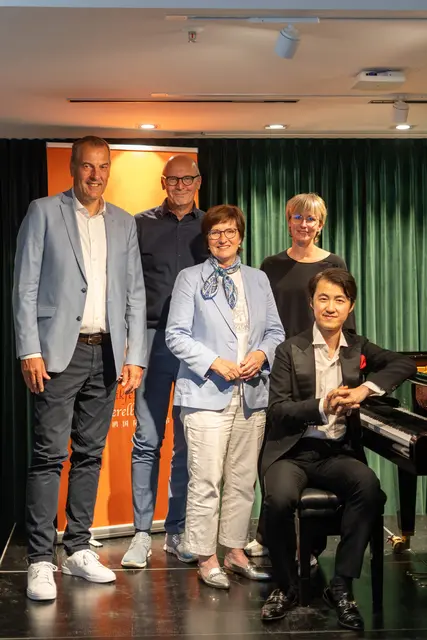 Die Sponsoren des Abends, Andreas Sommer (li.) von der Sparkasse Harburg-Buxtehude, Jens Saß von Implantcast, mit Bürgermeisterin Katja Oldenburg-Schmidt, Stackmanns Marketingleitung Ines Schmidt und Künstler Haiou Zhang | Foto: Stackmann