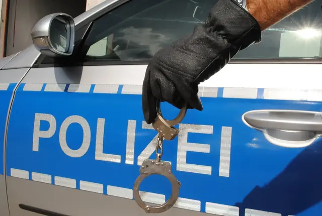 Die Polizei nahm den auffälligen Flüchtling in Gewahrsam und brachte ihn in die Psychiatrie | Foto: Symbolbild