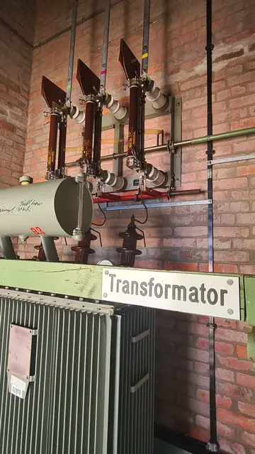 Die historische Transformatorentechnik im Turm ist nun für Interessierte zugänglich. | Foto: FLMK
