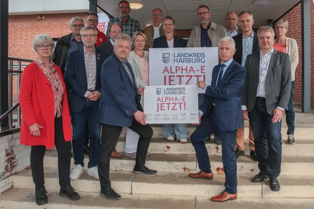 Abgeordnete, Landrat Rempe und Bürgermeister machten auf einem Plakat deutlich, dass sie die Umsetzung der Alpha-E-Bahnpläne fordern. | Foto: ks