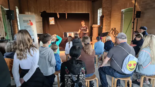 Kinder unterhält unter anderem ein Kamishibai-Theater beim Fördervereinsfest am Kiekeberg. | Foto: FLMK