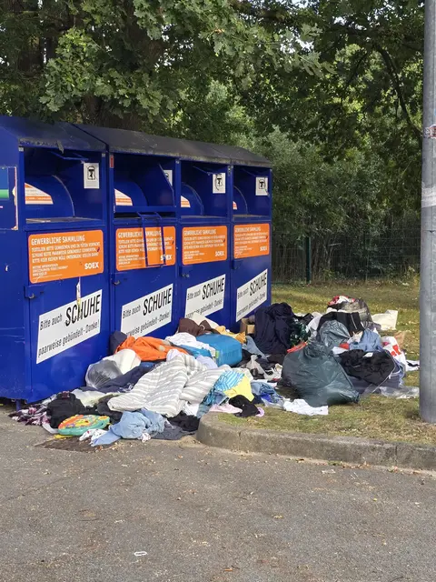 Sorglose Bürger entsorgten Altkleider - vor den Containern | Foto: thl