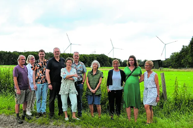 Mehrere Bürgerinnen und Bürger in Ochtmannsbruch sprechen sich u.a. wegen einer Umzingelung gegen weitere Windräder in Sichtweite aus | Foto: bim
