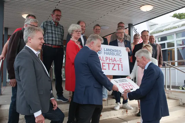 Landrat Rainer Rempe unterschrieb das Statement vor Ort. | Foto: ks