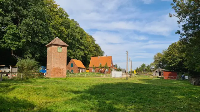 Der Trafoturm am Rande der Königsberger Straße im Freilichtmuseum am Kiekeberg | Foto: FLMK