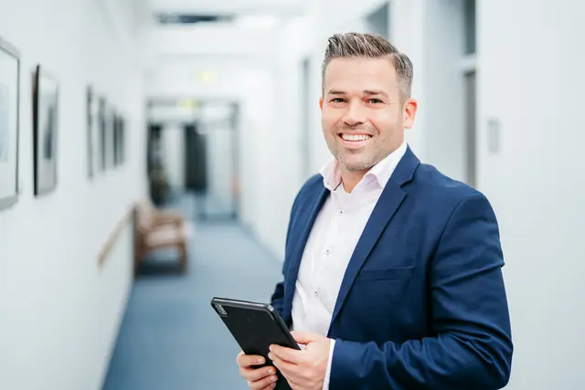 Sebastian Schaper ist seit Oktober 2022 Fachbereichsleiter Finanzen und zentrale Steuerung sowie Chief Digital Officer (CDO) bei der Stadtverwaltung Buchholz | Foto: Stadt Buchholz