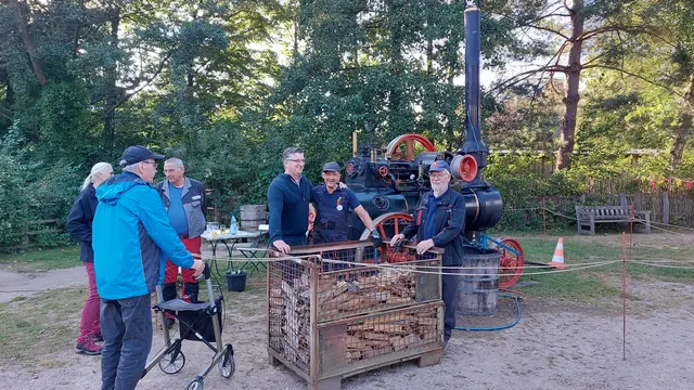 Die Technik AG führt eine alte Dampfmaschine vor beim Fördervereinsfest am 5.9. im Freilichtmuseum. | Foto: FLMK