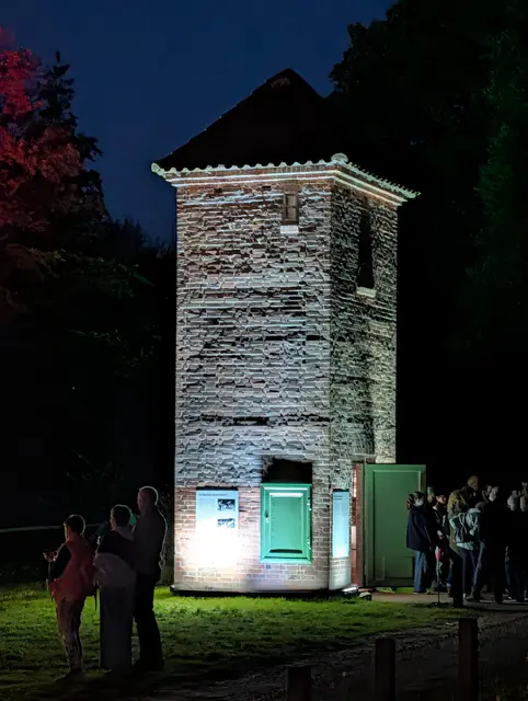 Trafoturm stimmungsvoll beleuchtet beim Fördervereinsfest am Kiekeberg. | Foto: FLMK