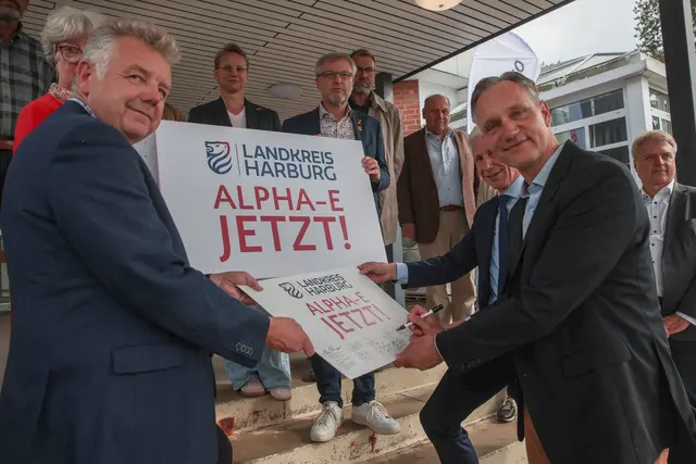 Auch Jens Köster setzte seine Unterschrift als Samtgemeindebürgermeister von Salzhausen unter die Forderung. | Foto: ks