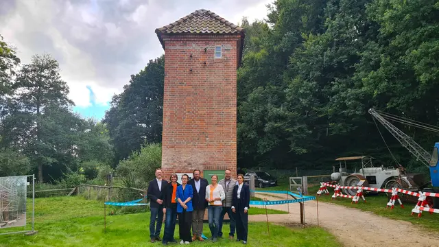 Das Museumsteam, der Förderverein, der Stiftungsrat und politische Untestützung trafen sich vor dem Trafoturm v.l.n.r.
Josef Nießen, Erster Kreisrat und Fördervereinsvorstandsmitglied, Theda Pahl, Abteilungsleiterin Bauen und Handwerk im Freilichtmuseum, Carina Meyer, Kaufmännische Geschäftsführerin des Freilichtmuseums, 
Stefan Zimmermann, Museumsdirektor, Sybille Kahnenbley, Stiftungsratsvorsitzende des Freilichtmuseums, Jan Bauer,  Fördervereinsvorsitzender, Dr. Cornell Barbendererde, Mitglied des Bundestags.
 | Foto: FLMK