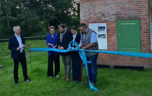 Moderator und Fördervereinsvorstandsmitglied Maximilian Leroux bei der Eröffnung des Trafoturms: v.l.n.r. Die Kaufmännische Geschäftsführerin des Freilichtmuseums Carina Meyer, der Museumsdirektor Stefan Zimmermann, Mitglied des Bundestags und neu im Förderverein Dr. Cornell Barbendererde sowie der Vereinsvorsitzende Jan Bauer schneiden das Band feierlich durch – der Trafoturm ist nun öffentlich zugänglich. | Foto: FLMK