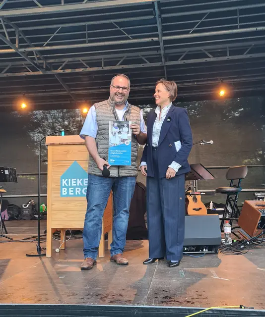 Der Vorsitzende des Fördervereins Jan Bauer begrüßt Dr. Cornell Barbendererde als neues Fördervereinsmitglied am Kiekeberg. | Foto: FLMK