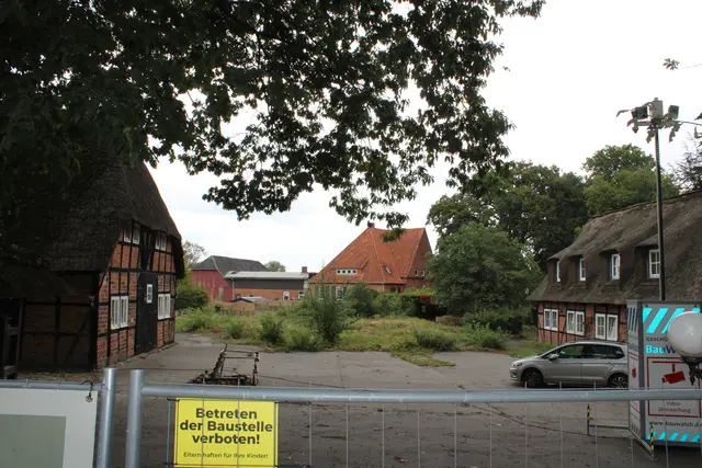 Die bestehenden Gebäude sollen umgebaut bzw. saniert werden. Auf der noch freien Wiesenfläche ist der Hotel-Neubau geplant | Foto: ce