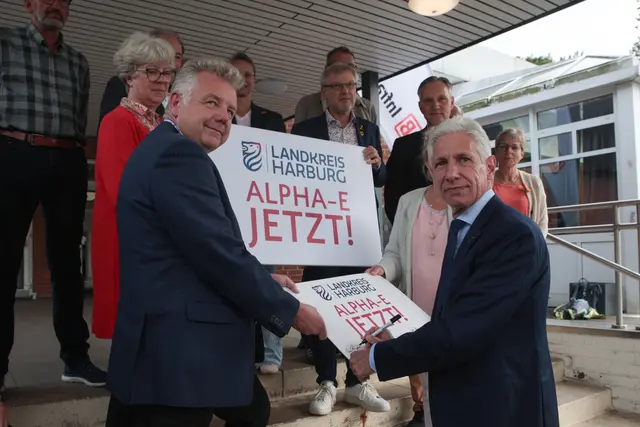 Landrat Rainer Rempe unterschrieb das Statement vor Ort. | Foto: ks