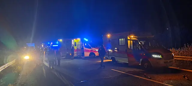 Feuerwehr und Rettungsdienst kümmerten sich um die Fahrer, Mitfahrer und Aufräumarbeiten | Foto: FF Dollern