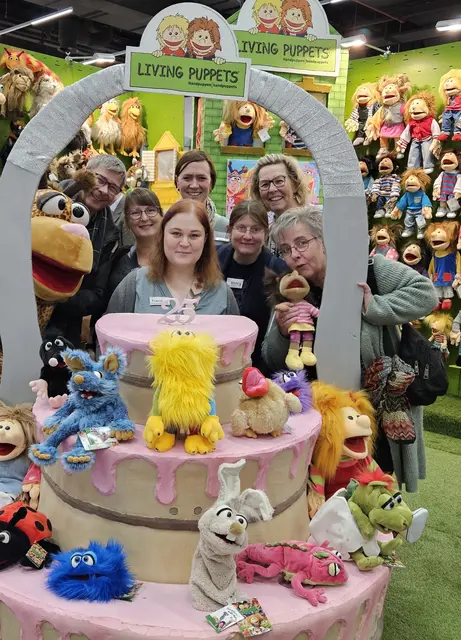 Das Team von "SPIELWAREN-TOLL" mit den neuen Figuren von Living Puppets, die ab sofort im Sortiment sind Foto: "SPIELWAREN-TOLL" | Foto: SPIELWAREN-TOLL