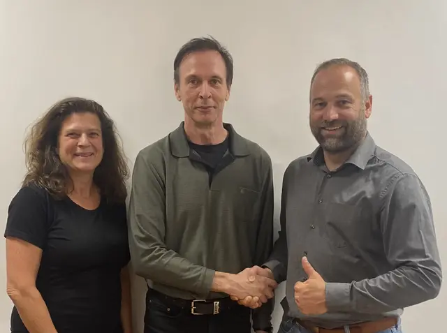 Timo Röntsch (re.) kandidiert für die Freien Wähler als Bürgermeister, Dr. Irmelin Schütze und Willy Klingenberg gratulieren | Foto: FWG