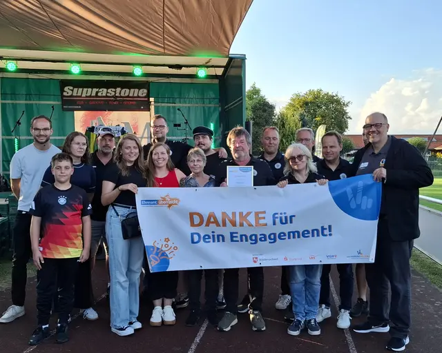 Bei der Ehrung: der geehrte Jens Heidemann (Mi., mit Urkunde) mit KSB-Vorstandsmitglied Kai Uffelmann (re.) sowie Gästen der Eintracht-Elbmarsch-Jubiläumsfeier | Foto: Kreissportbund Harburg-Land