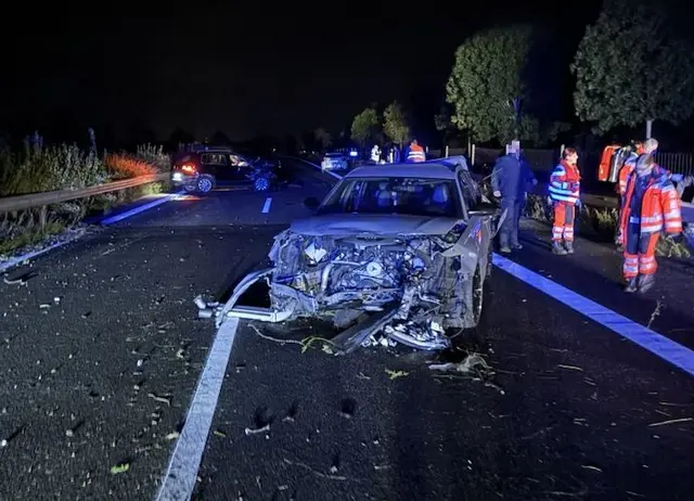 Drei Pkw waren in den Auffahrunfall verwickelt, die A26 blieb bis in die Nacht gesperrt | Foto: Polizeiinspektion Stade