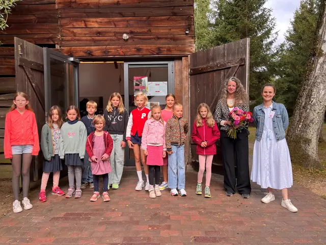 Die Kinder des Kinderateliers mit Sara Heinrich (2. v. re.) und Sophie Hüppe (re.) | Foto: Museum Kunststätte Bossard