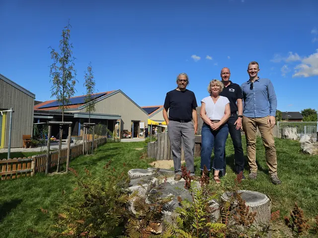 Vor der Kita Tönnhausen mit der Photovoltaikanlage (v. li.): Uso Bosse (Architekturbüro Bosse Westphal Partner), Kita-Leiterin Anke Dautz, Philipp Grimm (Stadtwerke Winsen) und Klimaschutzmanager Jan Itagaki | Foto: Stadt Winsen
