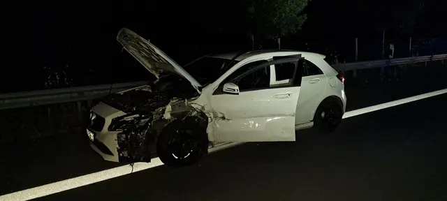 Die nachfolgende Fahrerin des Mercedes prallte trotz Notbremsung und Ausweichversuch in den Tiguan | Foto: Polizeiinspektion Stade