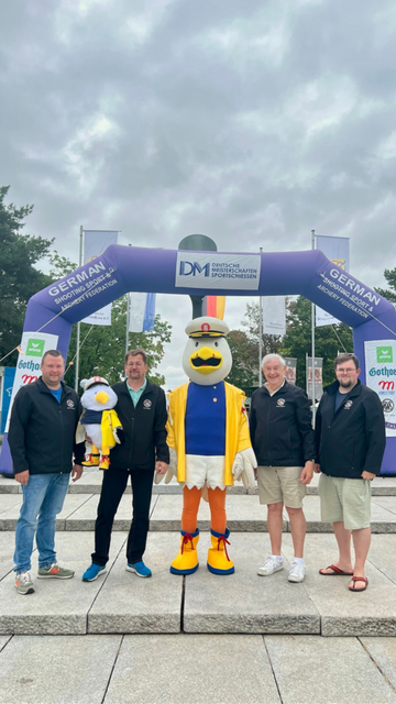 Der Vorstand des Schützenverbandes Hamburg und Umgebung e.V. (v.li): Landesschießsportleiter René Kochanski, Präsident Lars Bathke, Maskottchen Toni, Vizepräsident Dr. Eckard Mißfeld, Landsjugendleiter Ben Knabbe | Foto: Schützenverband Hamburg und Umgebung e.V.