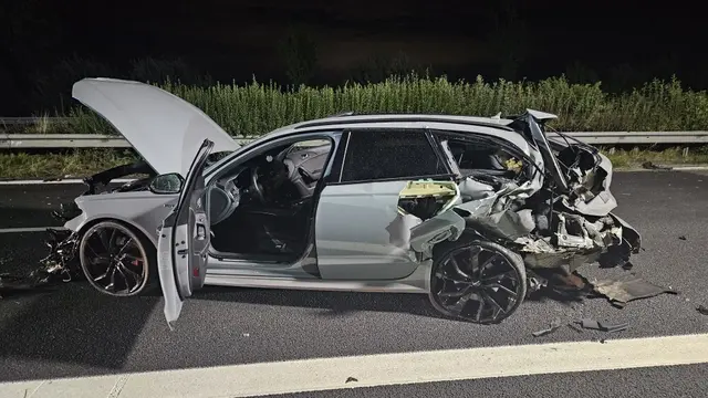 In dem Audi befanden sich neben dem Fahrer auch ein 26-jähriger und ein 39-jähriger Mitfahrer, die jedoch weitgehend unverletzt blieben | Foto: Polizeiinspektion Stade