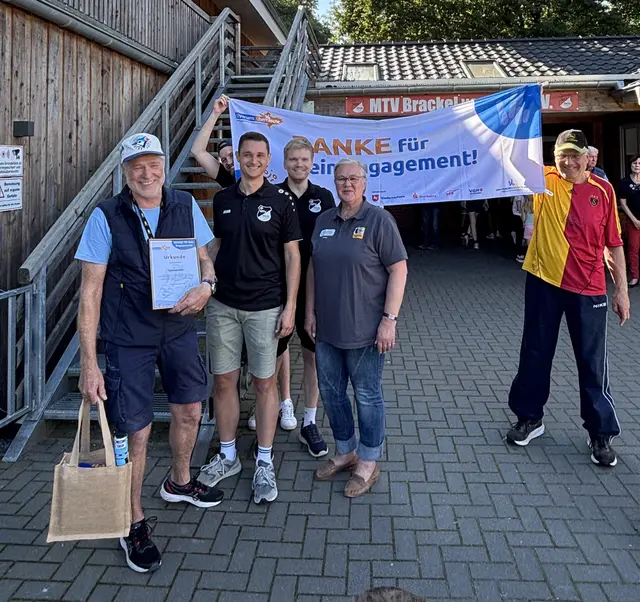 Der Geehrte mit Gratulanten vom Kreissportbund und vom MTV Brackel (v. li.): Andreas Mallow, Mats Wedemann, Ole Knappers, Carmen Petersen und Andrew Gödecke  | Foto: Kreissportbund Harburg-Land