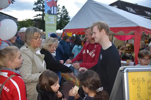 Bei den attraktiven Preise wollten die Besucher gerne Lose am KKI-Stand kaufen | Foto: Axel-Holger Haase