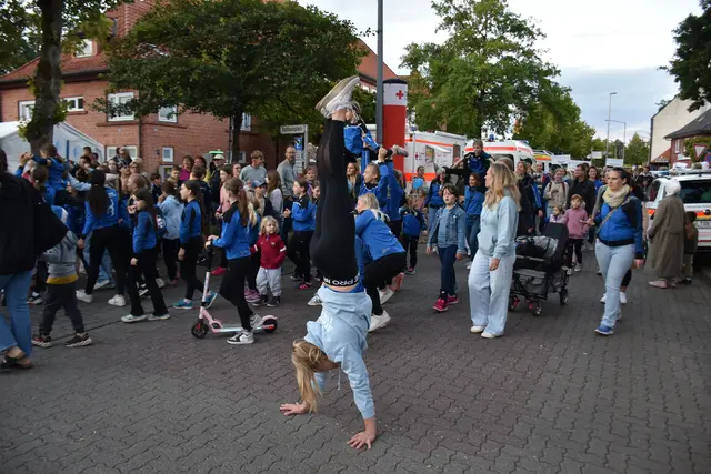 Akrobatik wurde von den Jugendlichen beim Einmarsch gezeigt | Foto: Axel-Holger Haase