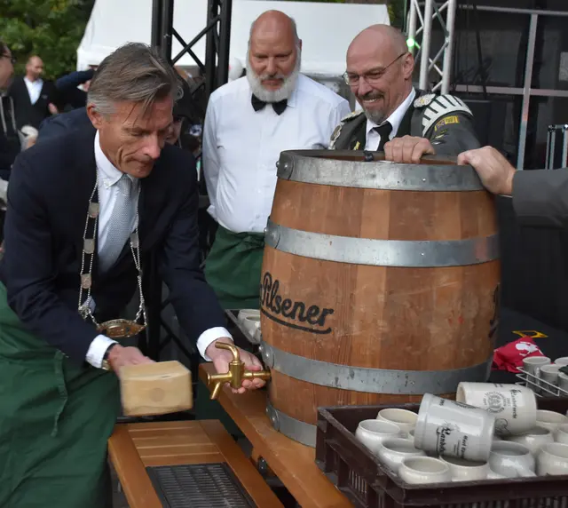 Bürgermeister Jan-Hendrik Röhse stach das erste Bierfass -gestiftet vom Schützenverein Buchholz 01 - an | Foto: Axel-Holger Haase