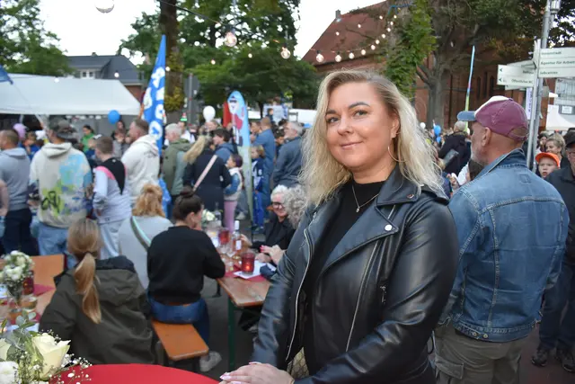 Am Stand der KinderKrebsInitiative Buchholz (KKI). Monika Katiliute vom Buchholzer Reisebüro Bergmann | Foto: Axel-Holger Haase