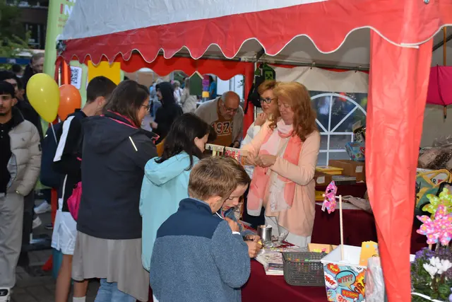 Am Tombolastand der KinderKrebsInitiative Buchholz (KKI) wurde fleißig Gewinne ausgegeben | Foto: Axel-Holger Haase