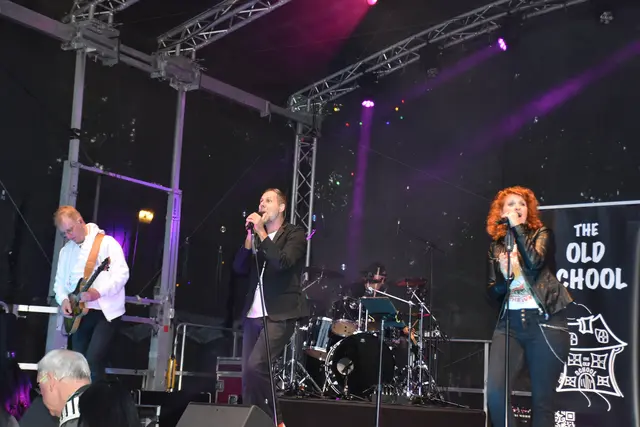 Die Musikgruppe The Old School spielte zunächst auf der Bühne am Rathausplatz | Foto: Axel-Holger Haase